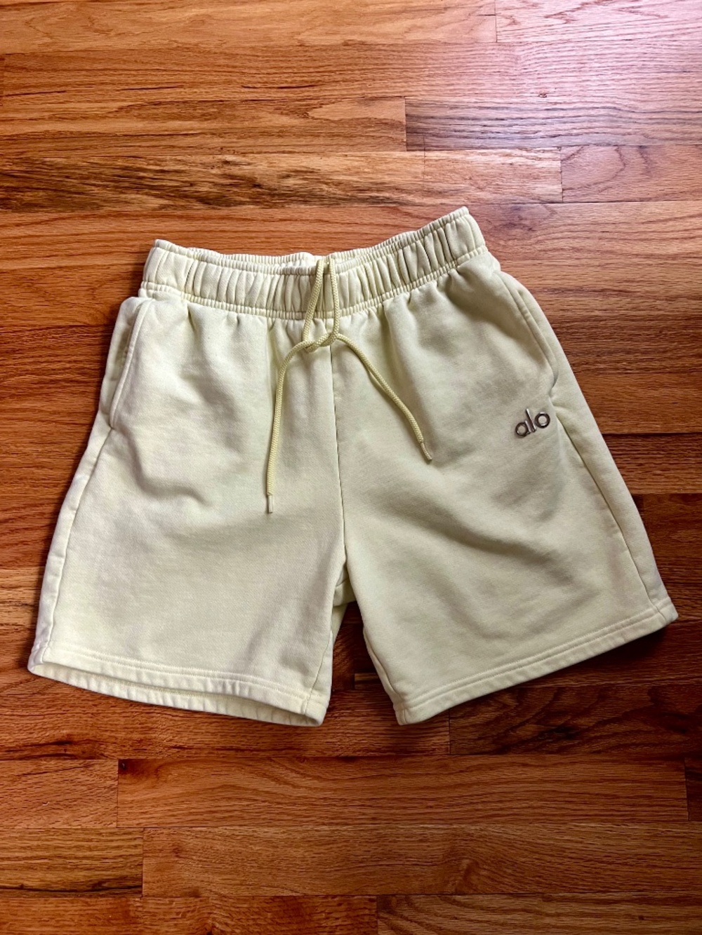 ALO Accolade soft yellow yoga shorts w/pockets women’s S/M